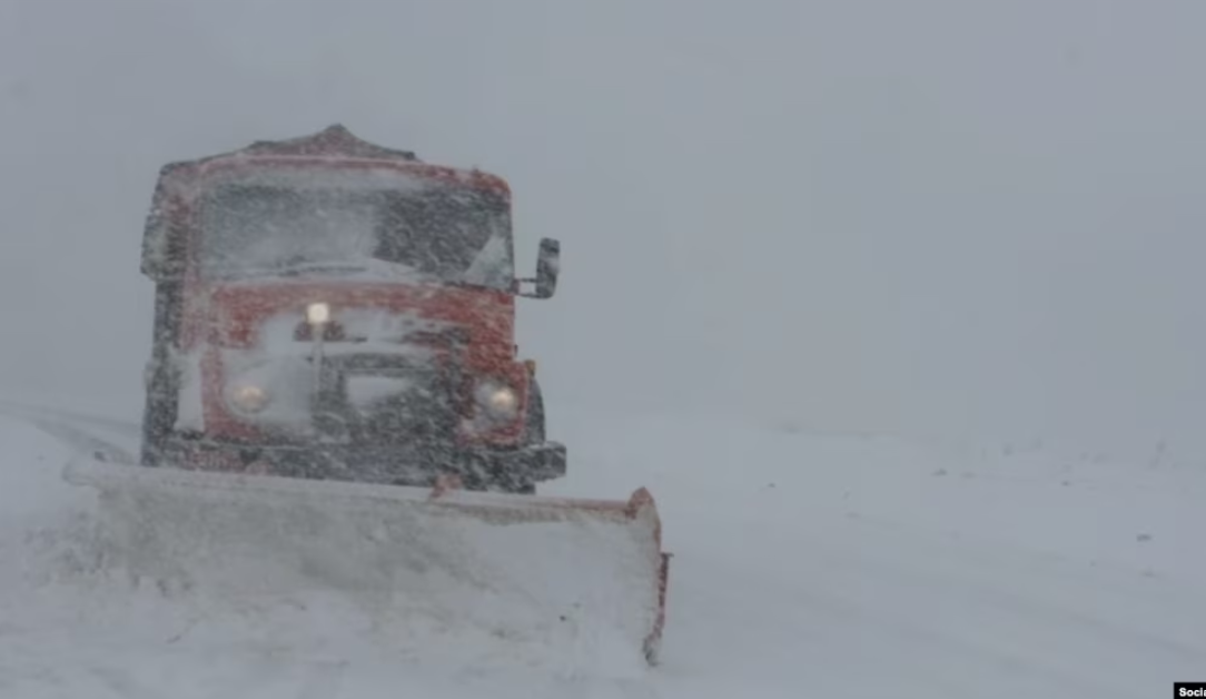 راه ارتباطی شاهین دژ - تکاب و ۸۰‌ روستای آذربایجان بر اثر بارش برف و کولاک مسدود شد