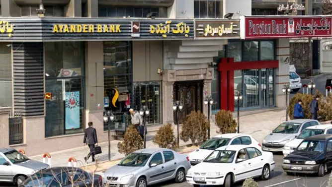 Banklar iflas astanasında; xalq etirazları ilə eyni vaxtda İranda maliyyə böhranı partlayış nöqtəsinə çatdı