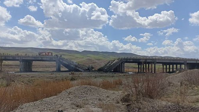 Miyana, Marağa və Həştərud arasında avtomobil yolu və körpülər bombardman edildi (FOTO)