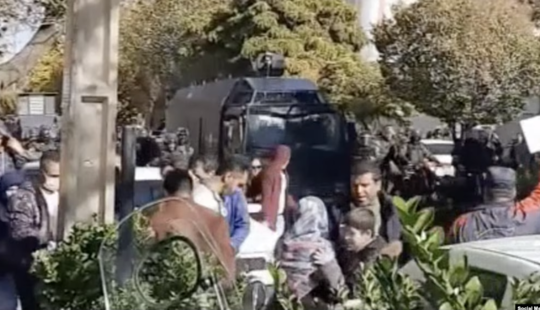 شلیک گاز اشک‌آور به سوی معترضان مال‌باخته شرکت «رضایت‌خودرو» در قزوین