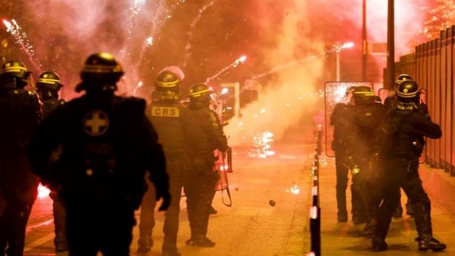 Fransada iğtişaşlar davam edir: Bayram gecəsi 255 avtomobil yandırılıb