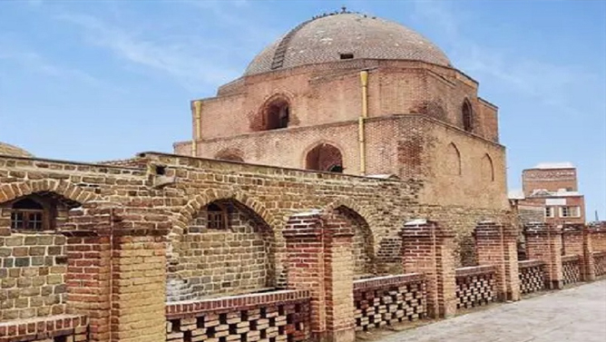 مسجد جامع تاریخی اورمیه در وضعیت بحرانی