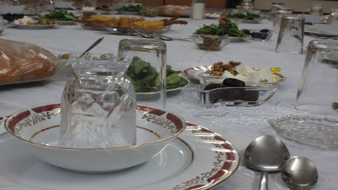 Həmişəkindən daha boş süfrələr; sadə iftar süfrəsi iki milyon tümən