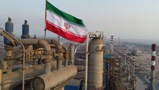 آمریکا: لغو تحریم‌ها ۱۰۰ برابر بیشتر از عوارض هرمز برای ایران درآمد دارد