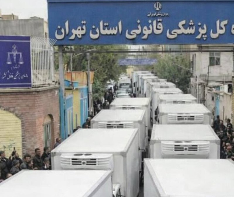 صف کامیون‌های حمل پیکر جان‌باختگان در کهریزک