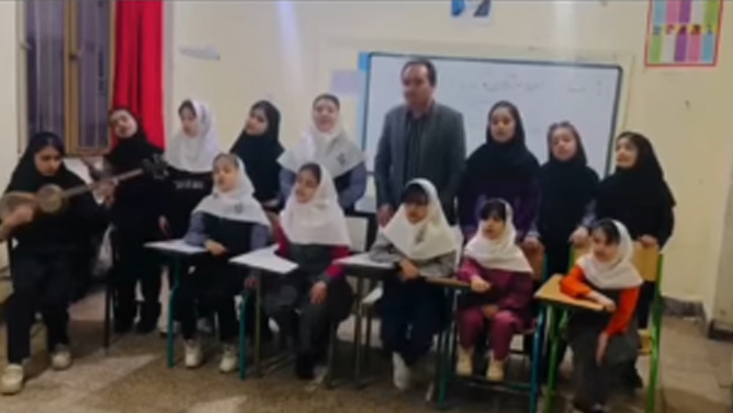 اجرای «آنا دیلیم اؤلن دئییل» در کلاس درسی در آذربایجان جنوبی بازتاب گسترده یافت (ویدیو)