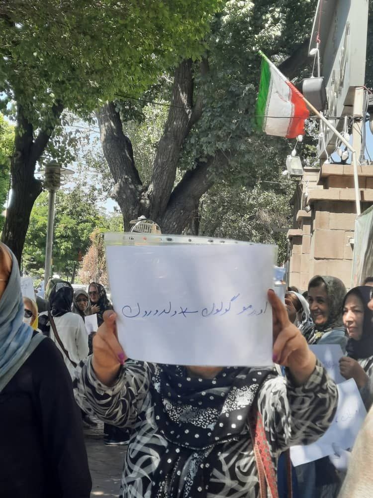 «اورمو گولو سوسوزدو»؛ تجمع جمعی از فعالین محیط زیست در مقابل استانداری شهر تبریز