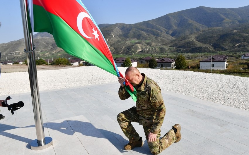İlham Əliyev Xocalı şəhərində və Əsgəran qəsəbəsində Dövlət Bayrağını ucaldıb