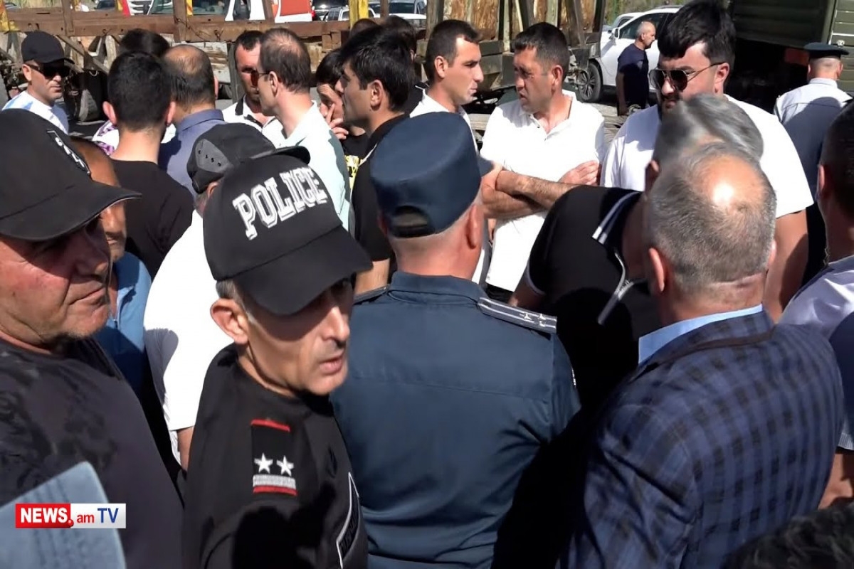 Ermənistanda delimitasiyaya qarşı olanlar İrəvan-Armavir yolunu bağlayıb