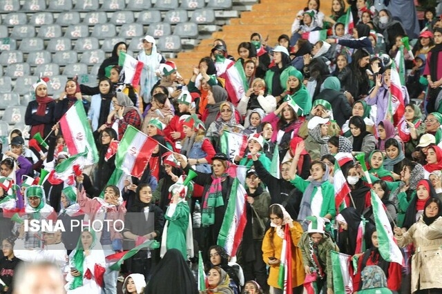 İranda qadınların stadionlara girişinə icazə verildi