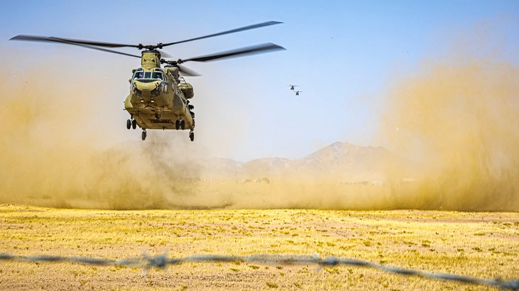 ABŞ İranla bağlı eskalasiya xəbərləri fonunda Chinook helikopterlərinin imkanlarını nümayiş etdirib