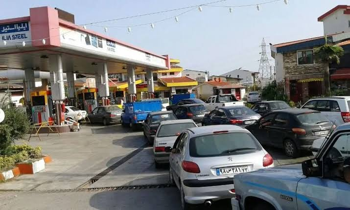 صف‌های کیلومتری در مقابل پمپ بنزین‌ها در تهران