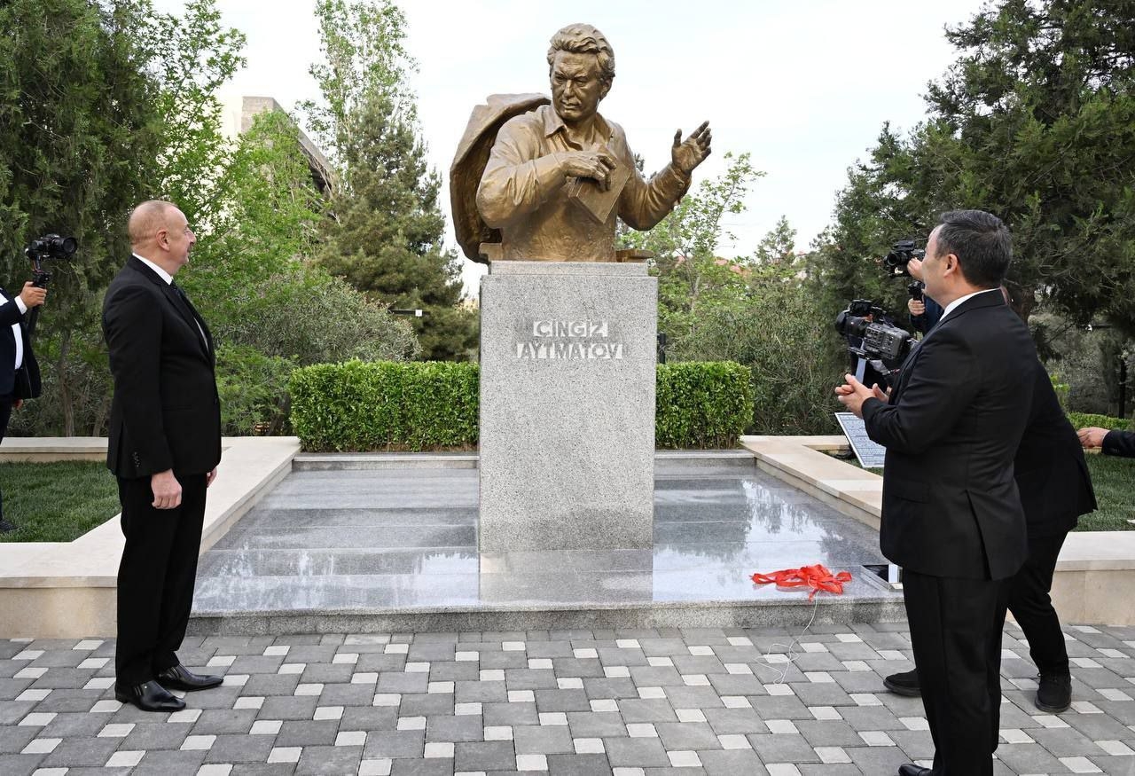 مجسمه «چنگیز آیتماتوف» در پایتخت آذربایجان رونمایی شد