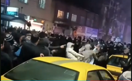 Clashes between regime forces and protesters in Urmia - VIDEO