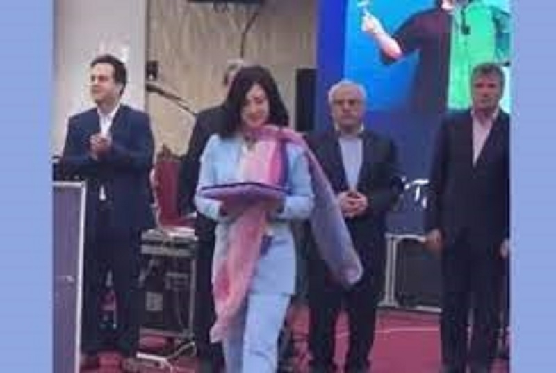 İranda xanım cərrah hicaba görə Uniersitetdən qovuldu