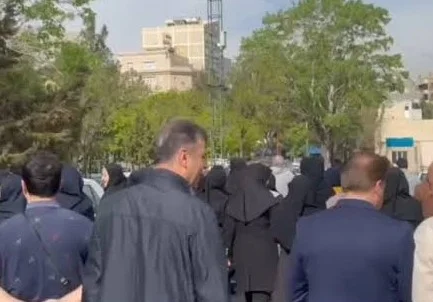 تبریز؛ کارکنان اداره بهزیستی تجمع اعتراضی برگزار کردند