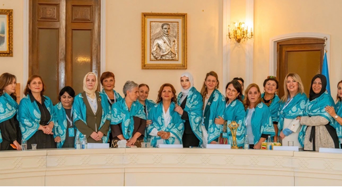 زنان شاعر دنیای تورک در پایتخت کشور آذربایجان شهر باکو باهمدیگر دیدار کردند (تصویر)