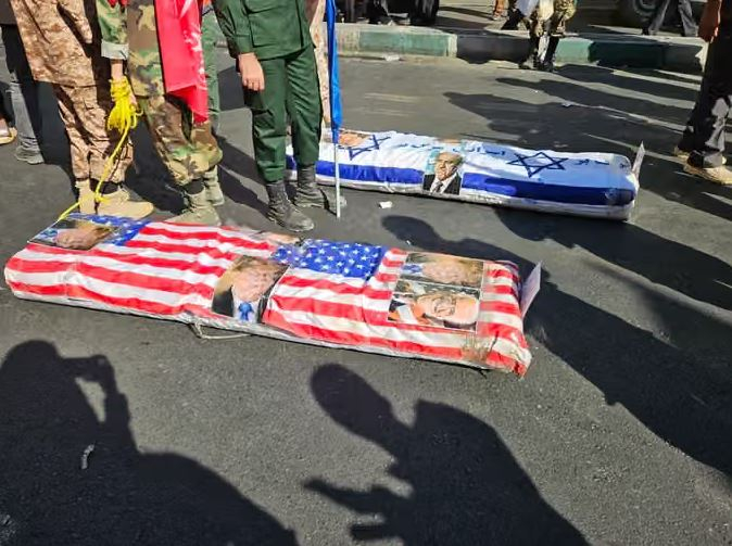 Tehran mitinqində üzərində Tramp və Netanyahunun şəkilləri olan tabutlar nümayiş etdirilib