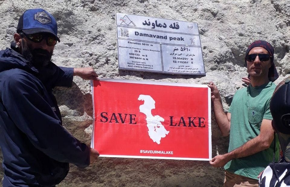 بنر اعتراضی کوهنوردان آذربایجانی به خشکاندن دریاچه اورمیه در قله دماوند