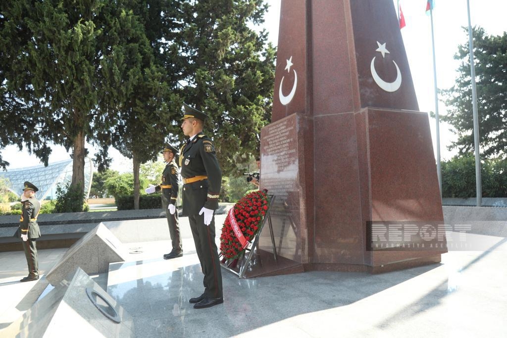 ​Zəfər Günündə Şəhidlər Xiyabanı və Türk Şəhidliyi abidələri  ziyarət olunub