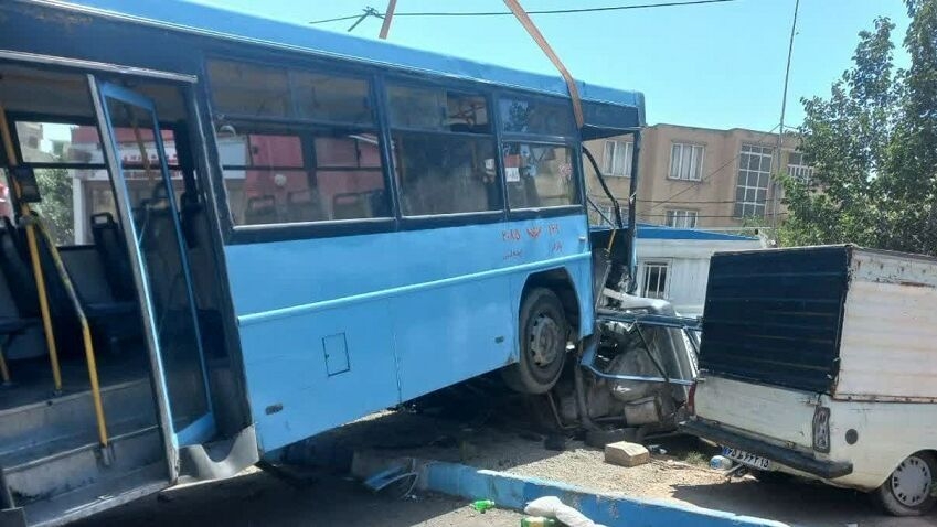 زیرگرفتن شهروندان و خودروهای عبوری توسط اتوبوس شرکت واحد؛ ۱۰ نفر مصدوم شدند.