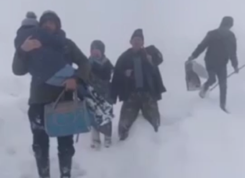 علیرغم گذشت بیش از یک هفته از بارش برف در آذربایجان؛ راه ارتباطی روستاهای ورزقان همچنان بسته است