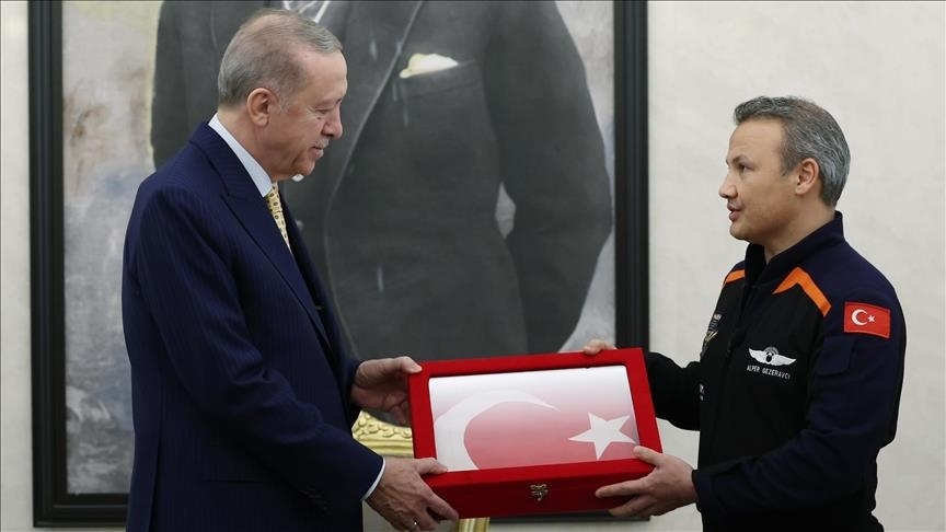 دیدار اردوغان با نخستین فضانورد ترکیه