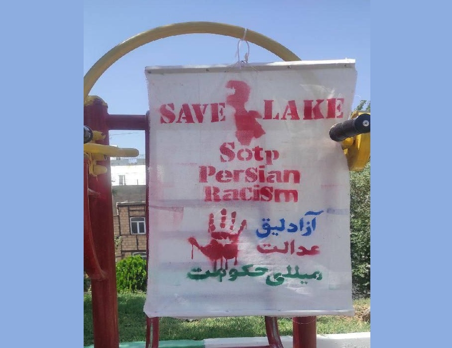 نصب پارچه نوشته شعار اصلی ملت آذربایجان در تبریز؛  "آزادلیق، عدالت، میللی حوکومت"