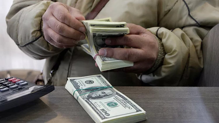 Iranian currency continues to lose value
