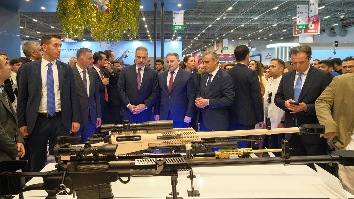 Hakan Fidan və Selçuk Bayraktar "IDEF 2025" sərgisində "Azərsilah"ın stendini ziyarət ediblər