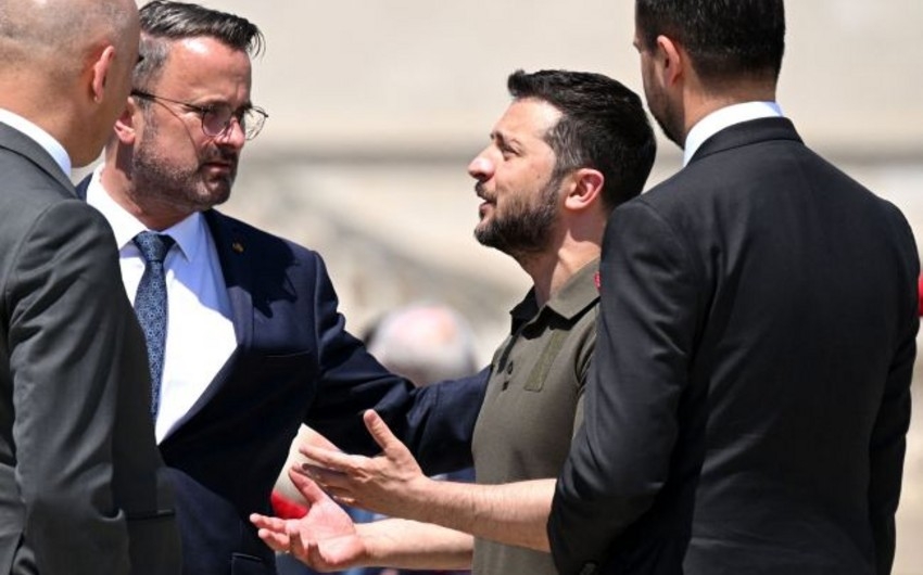 “Avropa Ukraynaya köməkdə tərəddüd edir, Rusiya isə səngər qazır”-Zelenski