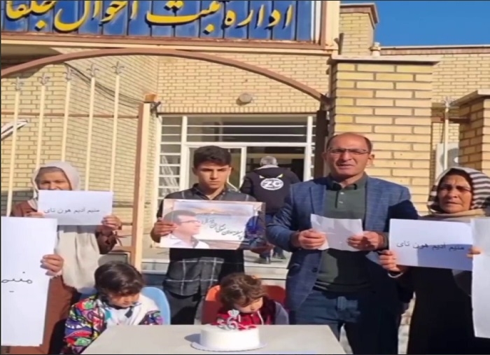 منیم آدیم هونتای دیر؛  جشن تولد ۶سالگی کودک آذربایجانی بدون شناسنامه در مقابل اداره ثبت احوال جلفا