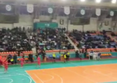 زنگانیم، گوزه‌ل آذربایجانیم؛ شعار تماشاگران زنجانی در استادیوم ۶ هزار نفری شهر