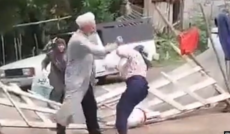 ضرب‌ و شتم وحشیانه زن سالخورده توسط یک آخوند؛ به جای آخوند با فیلمبردار برخورد می‌شود