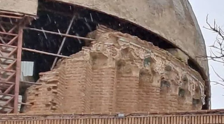 کاشی های تاریخی جمعه مسجد‌ اردبیل در آستانه فروپاشی‌