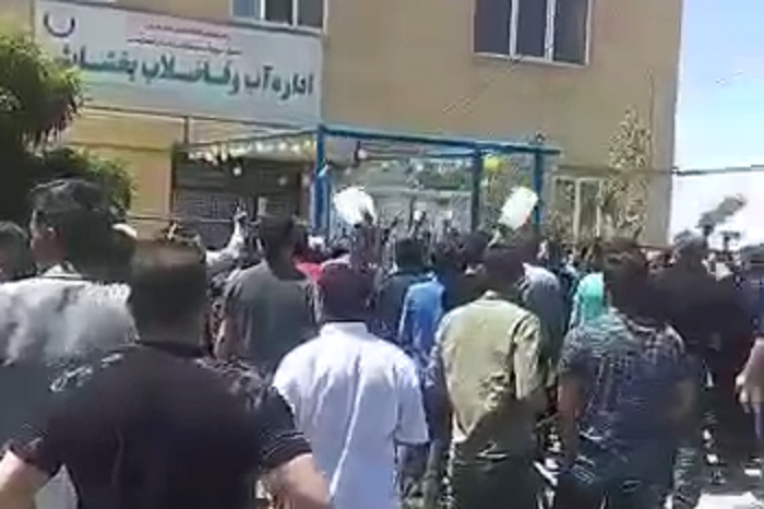 تجمع اعتراضی مردم شهر بخشايش هریس در پی قطعی ۷ روزه آب؛ بخشایش‌ده سو یوخدو، مسئول‌دا غیرت یوخدو + فیلم