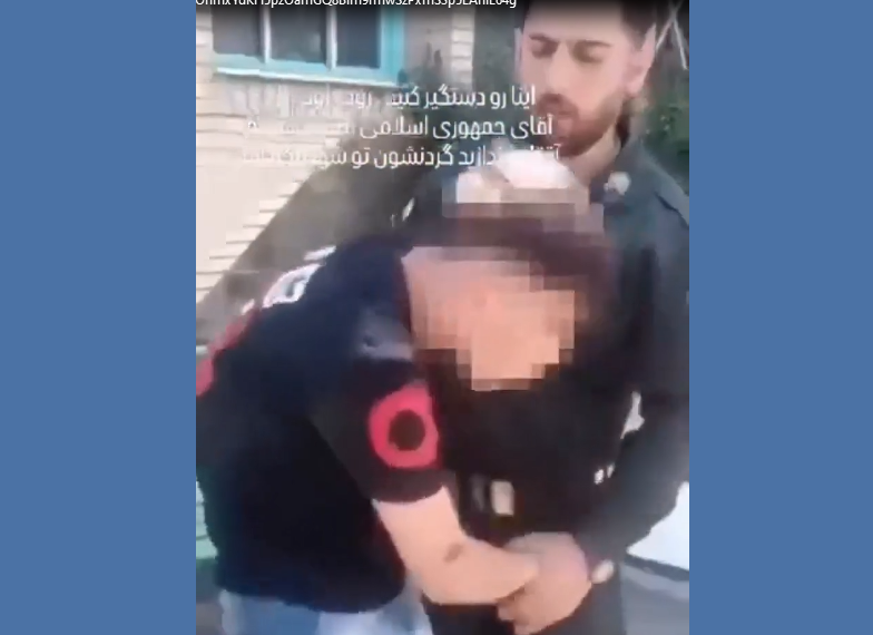 ضرب‌وشتم و تعرض مأموران پلیس جمهوری اسلامی ایران به یک نوجوان در خیابان در مقابل دیدگان مردم