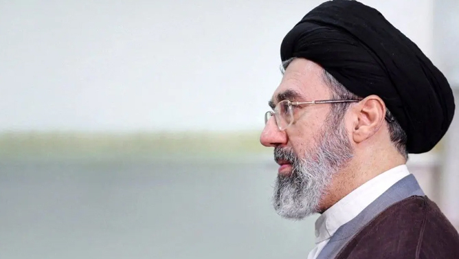 مجتبی خامنه‌ای: گفتن ضعف‌های کشور به دشمن کمک می‌کند