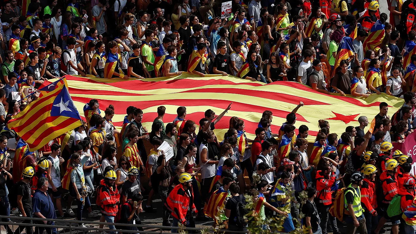 صدها نفر به مناسبت ششمین سالگرد همه‌پرسی استقلال کاتالونیا در بارسلون تظاهرات کردند