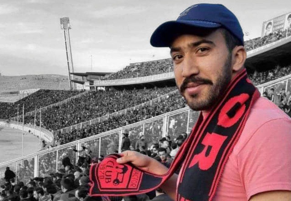 بازداشت محمدرضا محرمی بعلت پوشیدن پیراهن با تصویر دریاچه اورمیه در هنگام ورود به استادیوم
