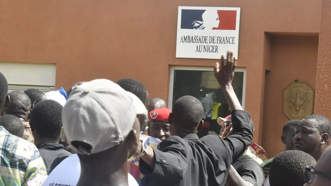 کودتاگران اقامت سفیر فرانسه و همسرش در نیجر را لغو کردند
