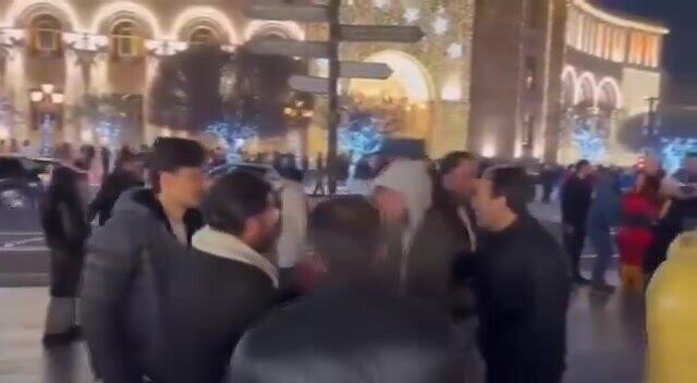 Güney Azərbaycanlılar İrəvanda "Qarabağ" mahnısı ifa etdilər
