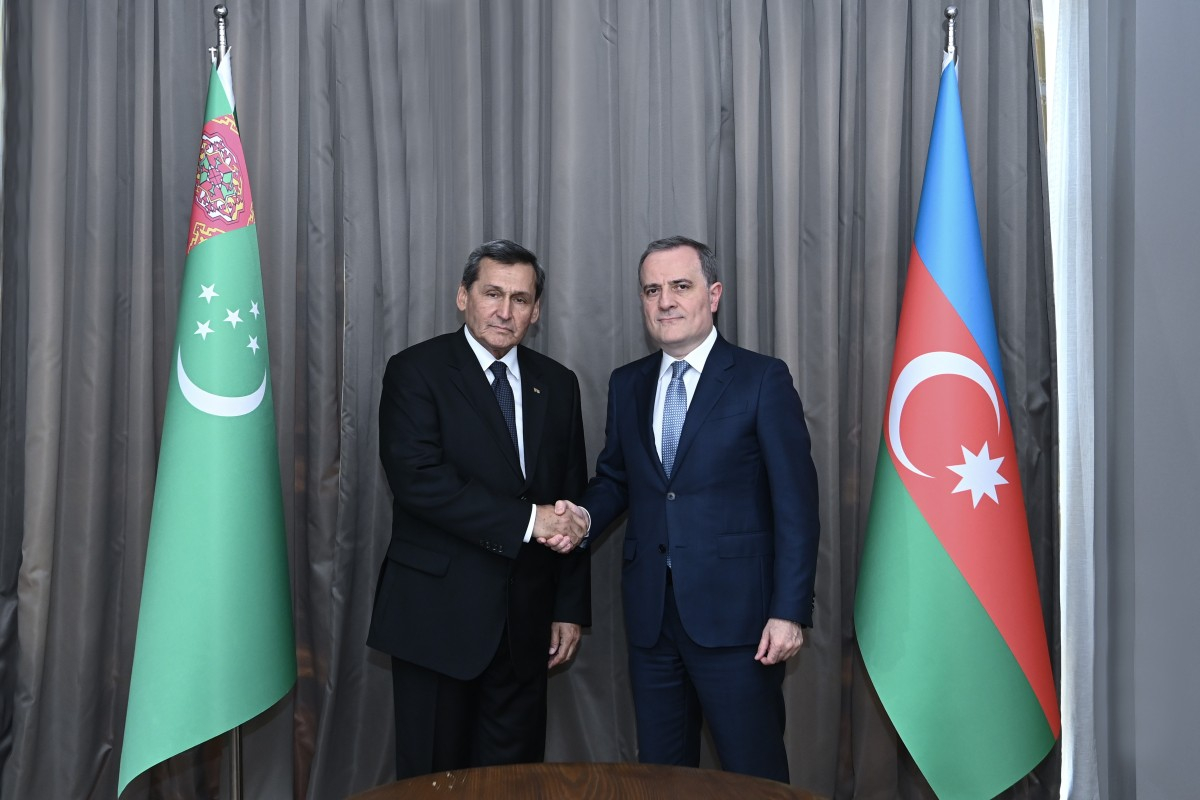 Ceyhun Bayramov türkmənistanlı həmkarı ilə iki ölkə arasındakı mövcud vəziyyəti müzakirə edib