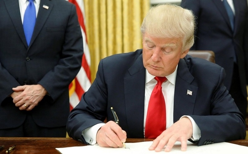 Trump signs order to reimpose "maximum pressure" on Iran