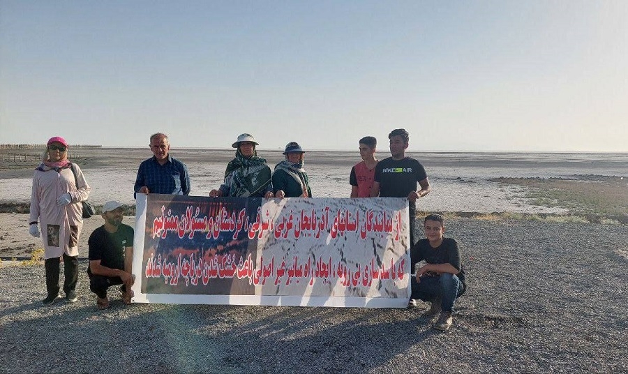 تجمع فعالین محیط زیست آذربایجانی برروی دریاچه خشک اورمیه و درگیری با عوامل نیروی انتظامی