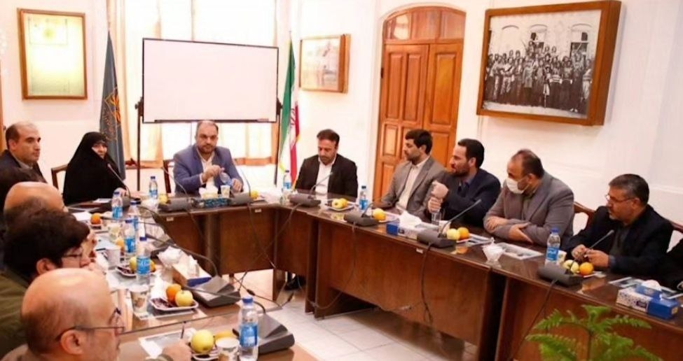 نصب عکس یادگاری قصاب مردم ارومیه بر دیوار مرکز اسناد و کتابخانه ملی تبریز