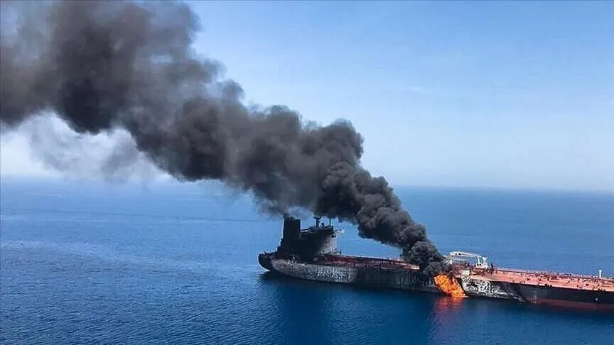 Hörmüz boğazında tanker naməlum mərmi ilə vurulub