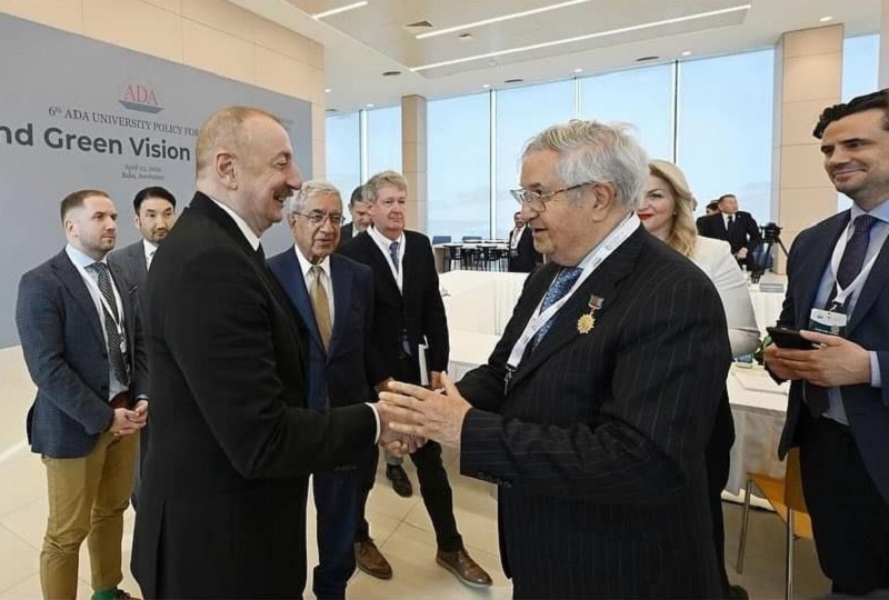 اهدای مدال توسط رئیس جمهور آذربایجان به پزشک اهل آذربایجان جنوبی