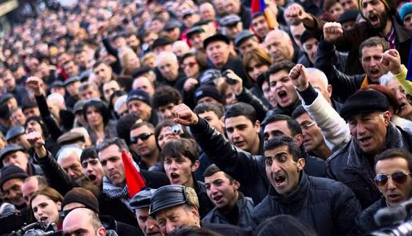İrəvan qarışdı - Ermənilər Rusiyaya qarşı ayağa qalxdı