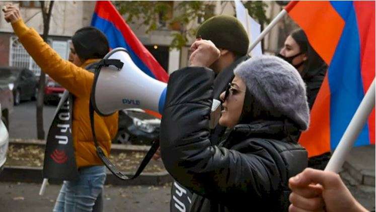 İrəvanda kütləvi aksiyalar başladı: Yollar bağlandı